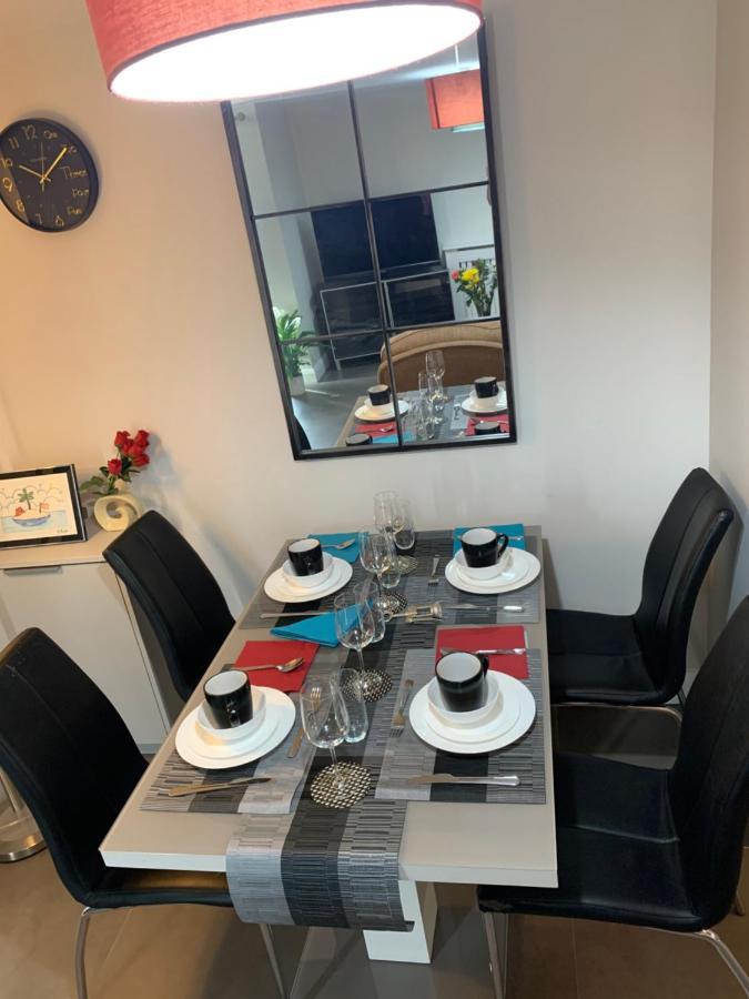 Aqua Dreams - Serviced Luxury Modern Centre 2 Bed Apartment