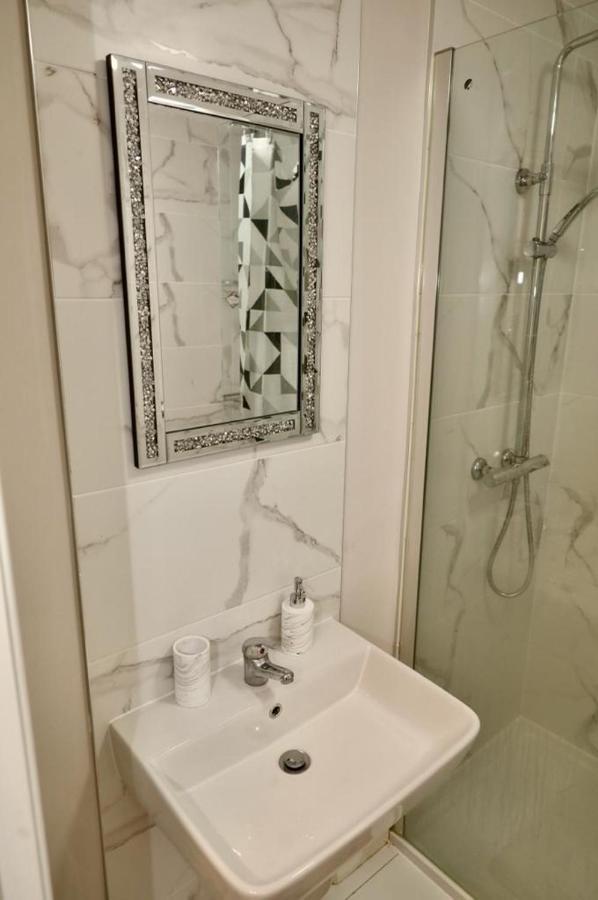 Апартаменты Aqua Dreams - Serviced Luxury Modern Centre 2 Bed *